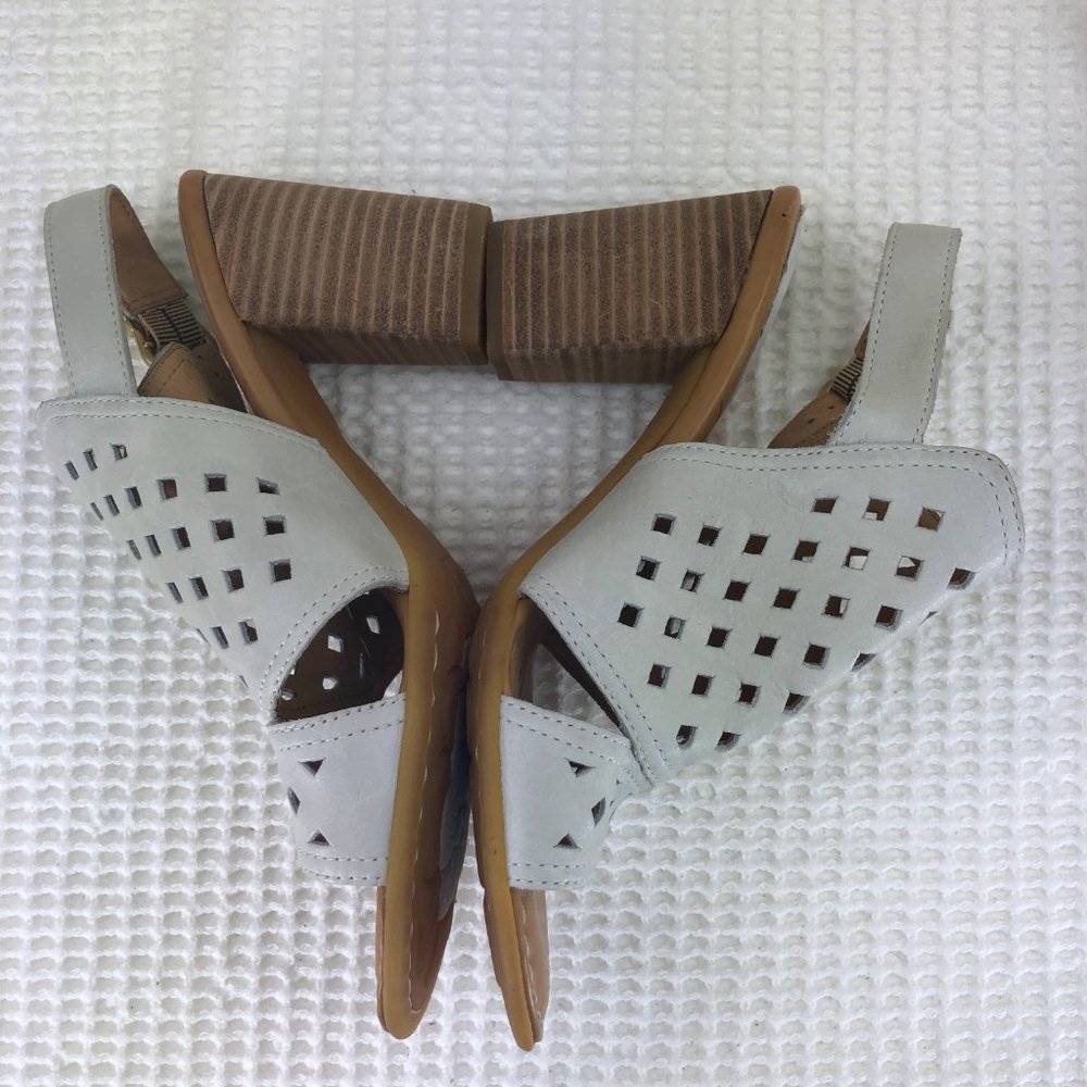 NEW! BORN light gray laser cut leather sandal heels SZ 7 - Picture 6 of 8